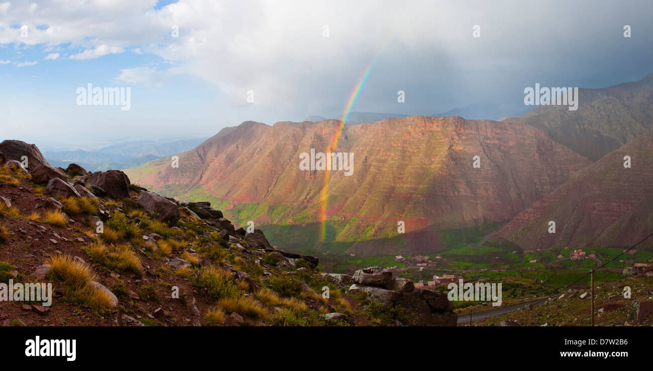 Alta marocchina Atlas paesaggio mostra rainbow in montagna appena fuori Oukaimeden ski resort, Marocco, Africa del Nord Foto Stock