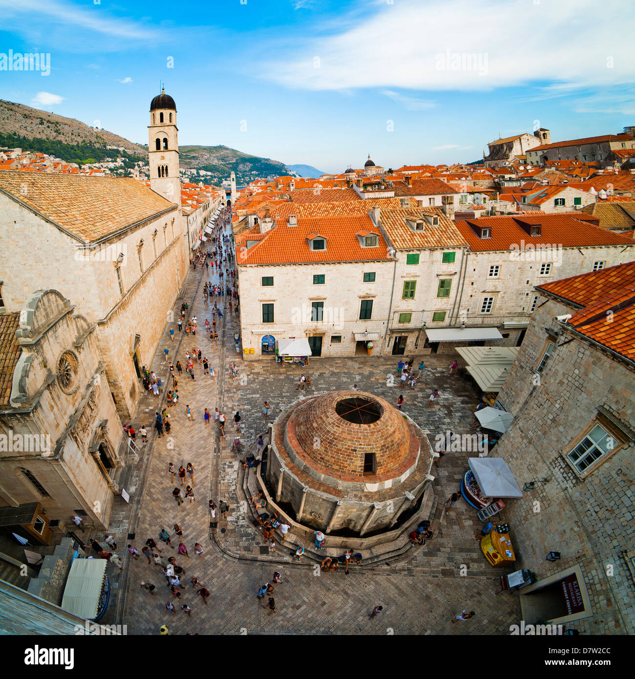 Grande fontana Onforio, monastero Francescano e campanile cittadino, Sito Patrimonio Mondiale dell'UNESCO, Dubrovnik, Dalmazia, Croazia Foto Stock