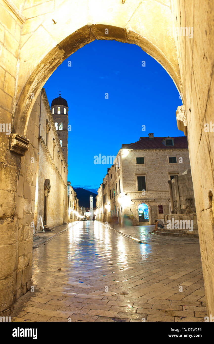 Stradun, il monastero francescano e la Città Vecchia Torre Campanaria nel paese vecchio di Dubrovnik, Sito Patrimonio Mondiale dell'UNESCO, Dubrovnik, Croazia Foto Stock