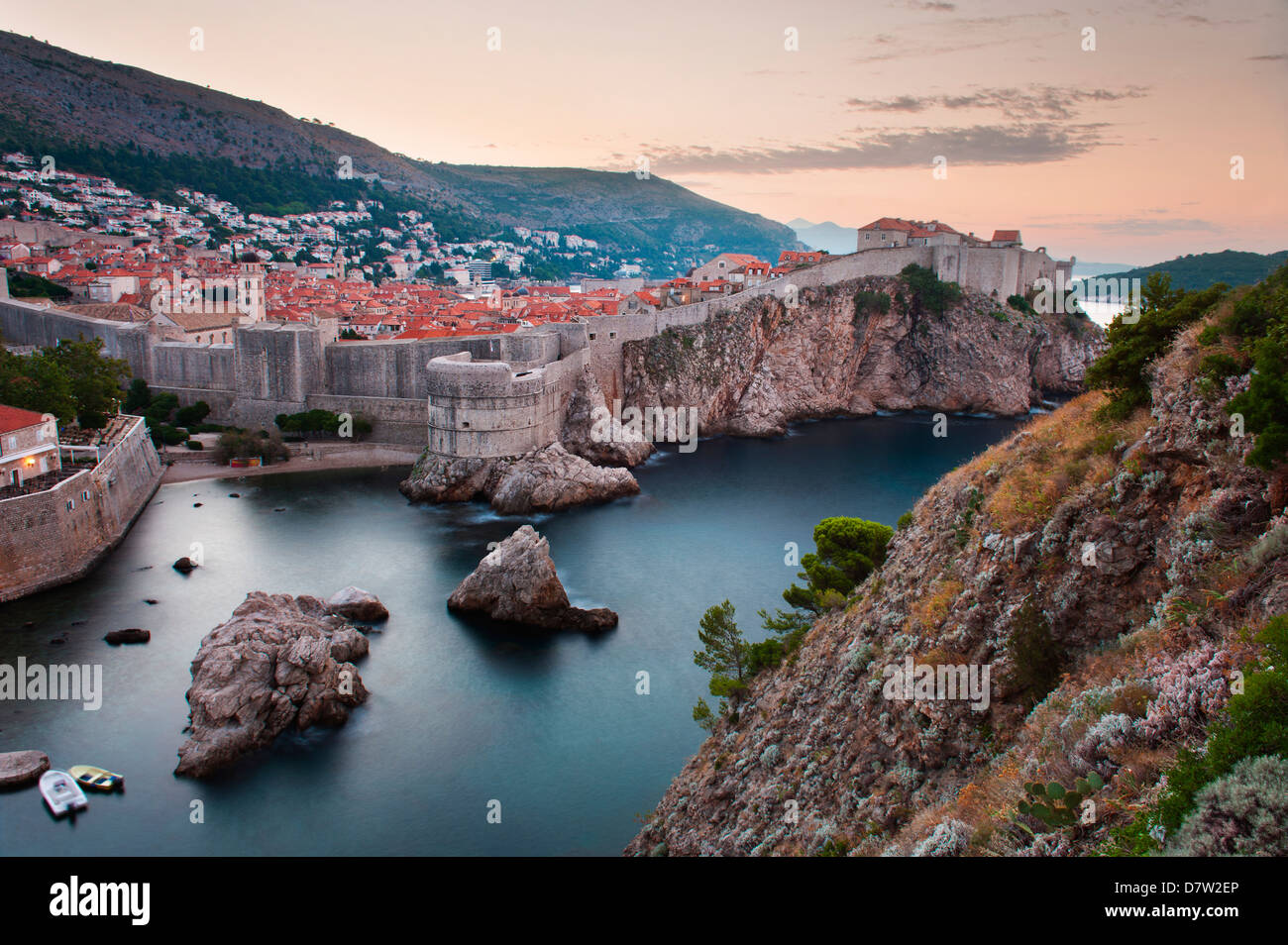 Dubrovnik e le mura della città di sunrise, da Fort Lovrijenac, Dubrovnik, costa dalmata, Adriatico, Croazia Foto Stock