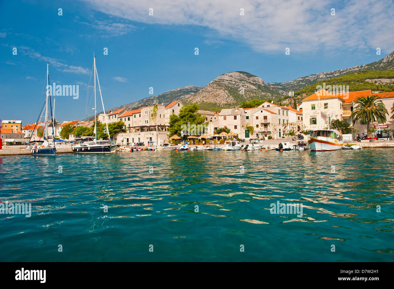 Bol città e le acque cristalline del Mare Adriatico off Isola di Brac, costa dalmata, Adriatico, Croazia Foto Stock