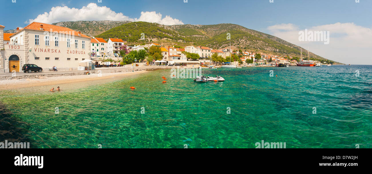 Bol città e le acque cristalline del Mare Adriatico, Isola di Brac, Dalmazia, Croazia Foto Stock