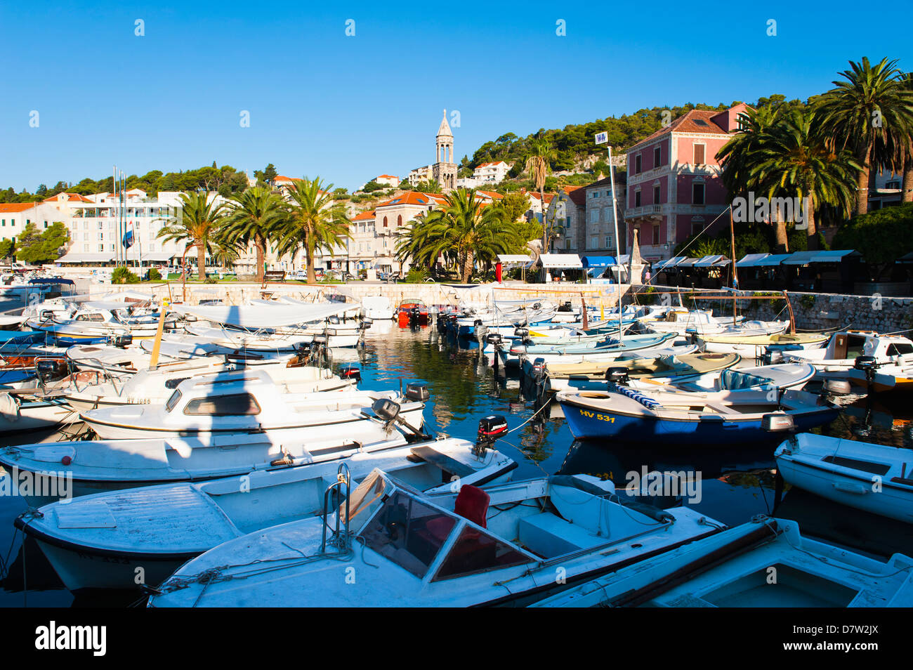 La città di Lesina centro, barche nel porto di Hvar e chiesa torre campanaria, Isola di Hvar costa dalmata, Adriatico, Croazia Foto Stock