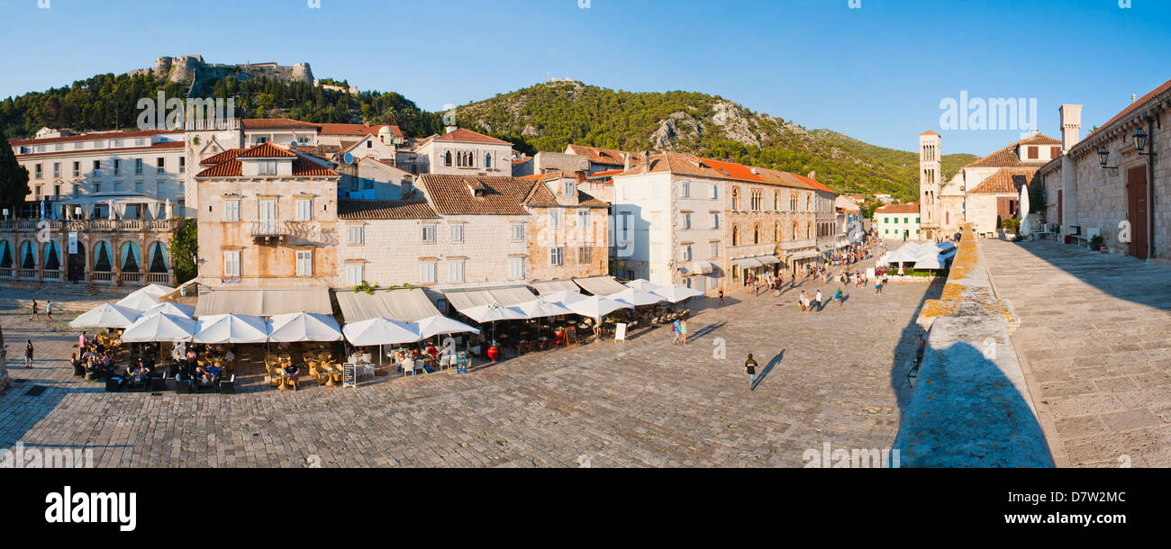 St. Stephens quadrato (Trg Svetog Stjepana) e il Duomo di Santo Stefano, la citta di Hvar, isola di Hvar, Dalmazia, Croazia Foto Stock