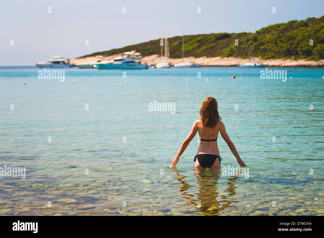 Piscina turistica su una spiaggia in isole di Pakleni (Isole Paklinski), vicino all'Isola di Hvar, costa dalmata, Mare Adriatico, Croazia Foto Stock