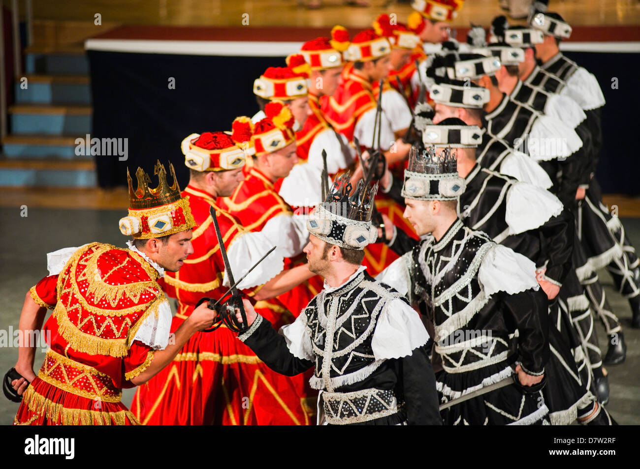 Ballerini facendo la tradizionale spada Moreska danza, in Korcula, Dalmazia, Croazia Foto Stock