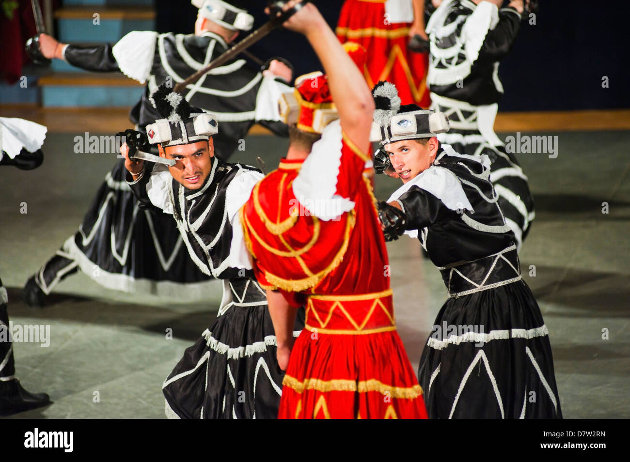Ballerini facendo la tradizionale spada Moreska danza, in Korcula, Dalmazia, Croazia Foto Stock