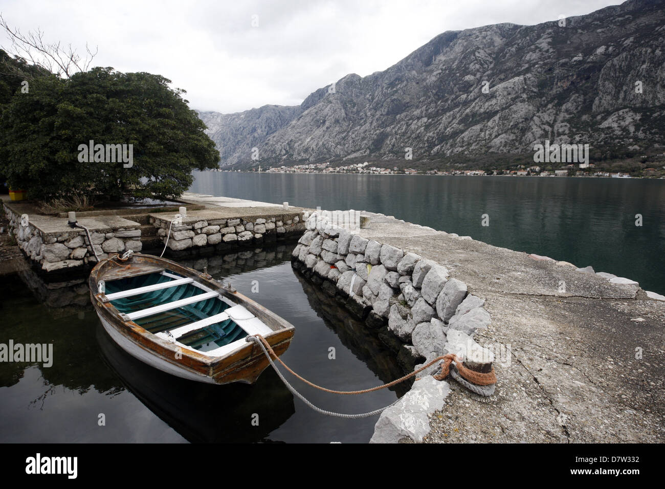 Piccola barca ormeggiata nella Baia di Kotor KOTOR Montenegro il 25 marzo 2013 Foto Stock