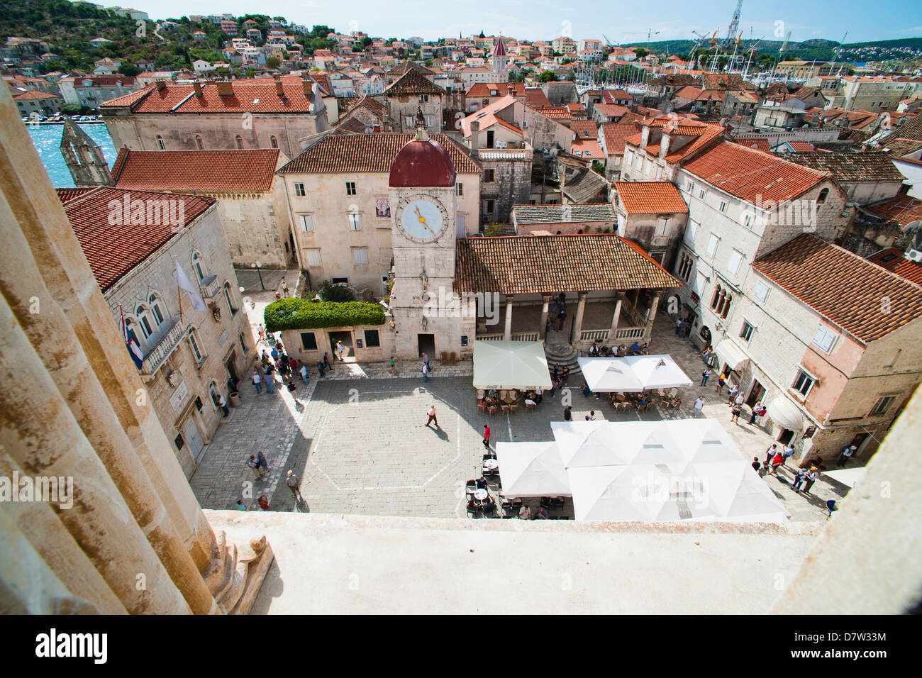 Loggia e San Lorenzo Piazza visto dalla Cattedrale di San Lorenzo, Trogir, Sito Patrimonio Mondiale dell'UNESCO, Croazia Foto Stock