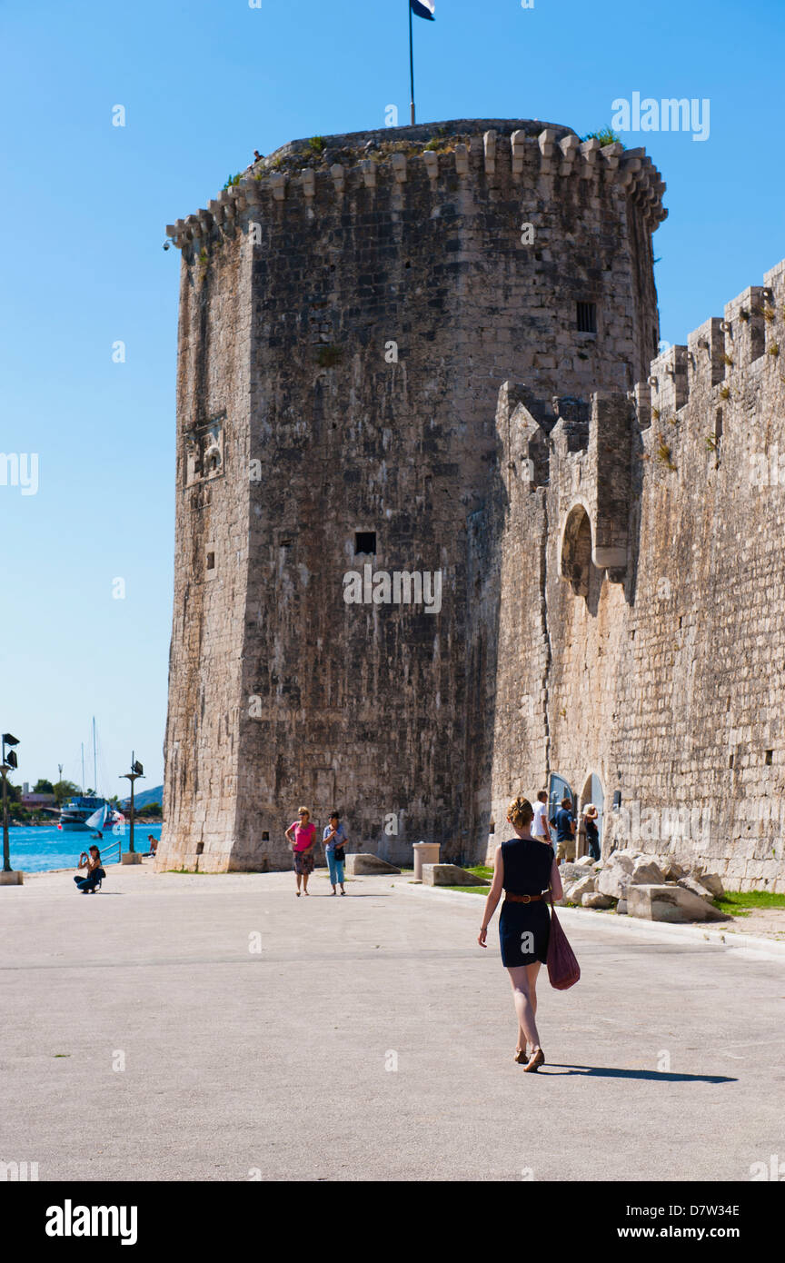 Passeggiate turistiche verso la fortezza Kamerlengo (Gradina Kamerlengo), Trogir, Sito Patrimonio Mondiale dell'UNESCO, Dalmazia, Croazia Foto Stock