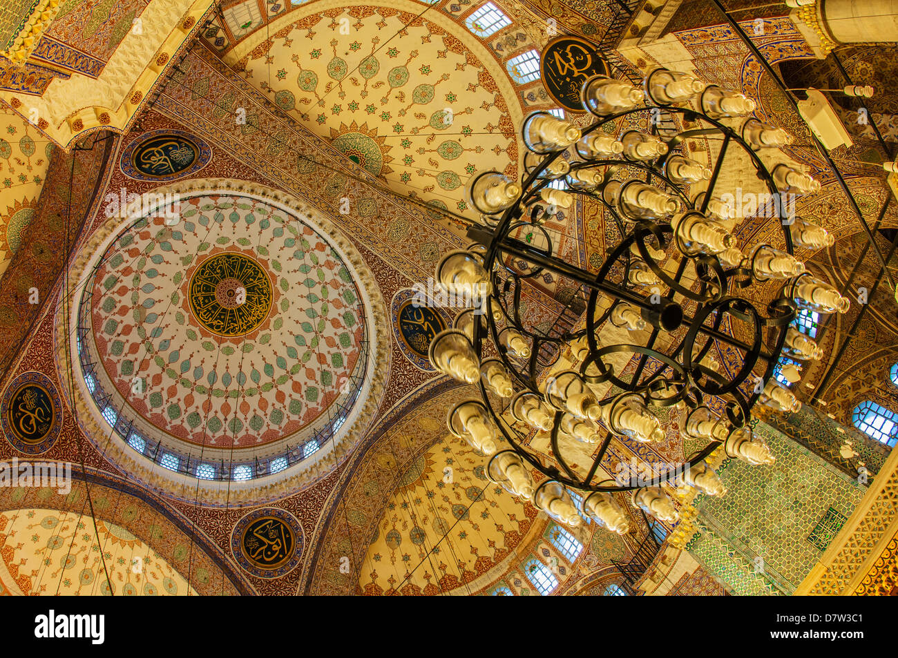 Yeni Cami o la nuova moschea, cupole e cupole, citta' vecchia di Istanbul, Turchia Foto Stock