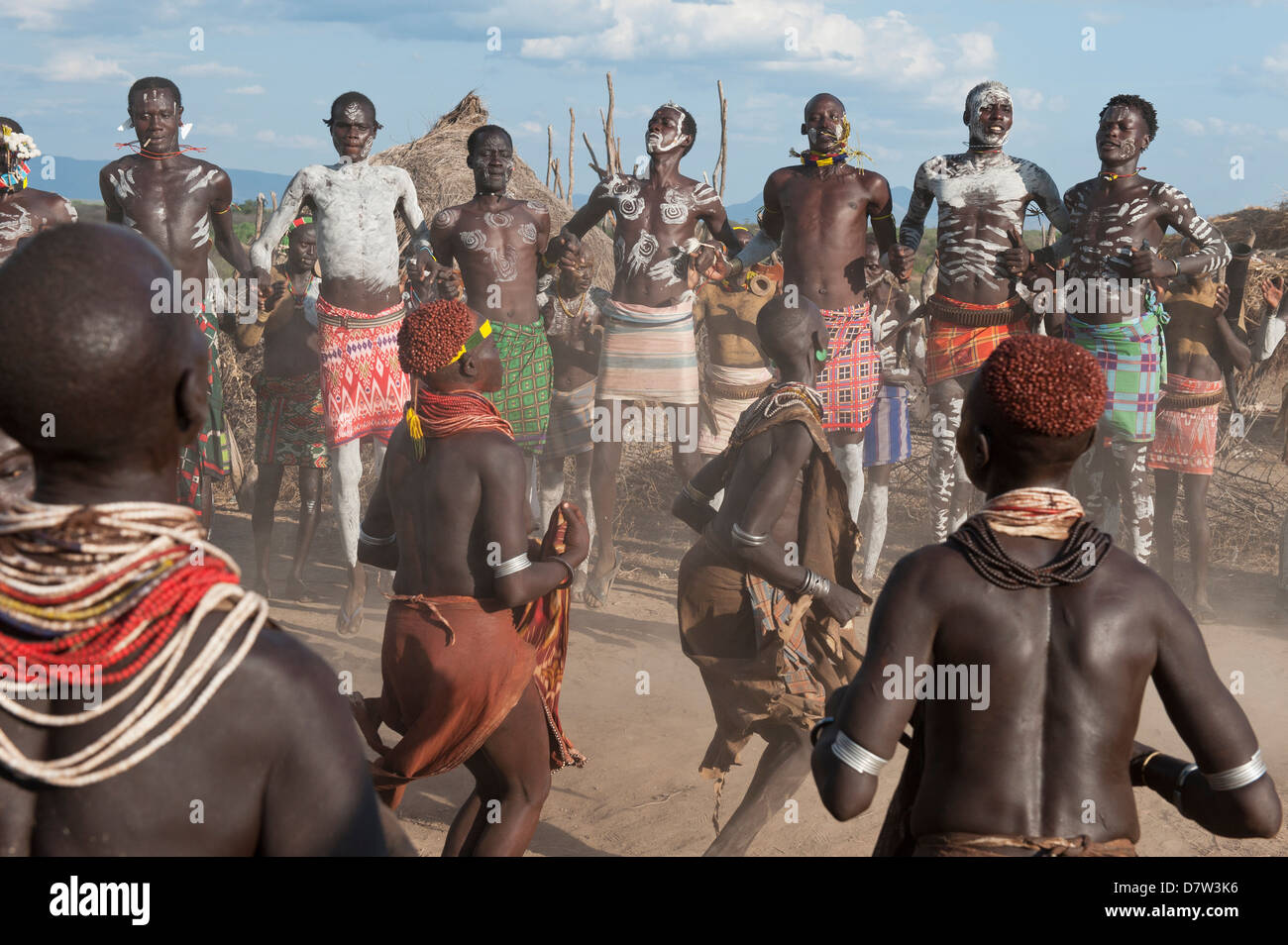 Karo persone con dipinti del corpo che partecipano in una danza tribale cerimonia, Omo River Valley, sud Etiopia Foto Stock