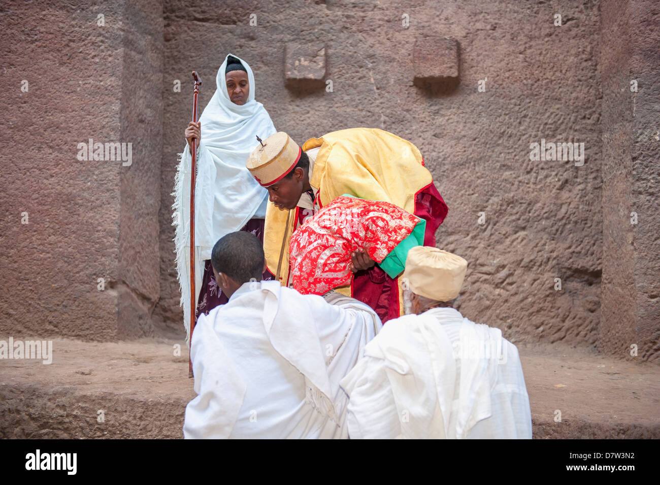 Sacerdote tenendo le reliquie di Bete Medhane Alem Chiesa, Lalibela, Amhara Region, Etiopia settentrionale Foto Stock