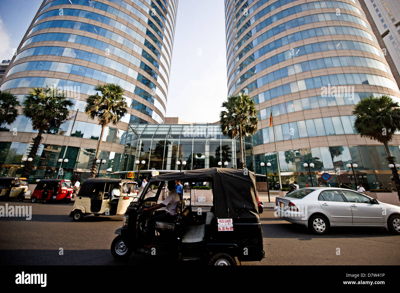 Un tuk tuk di fronte al World Trade Centre, Colombo, Sri Lanka Foto Stock