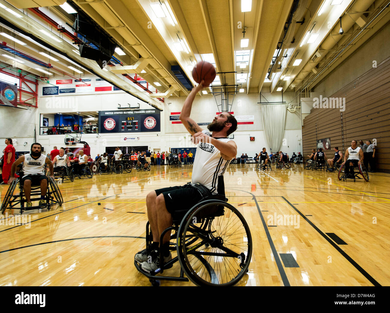 13 maggio 2013 - Colorado Springs, Colorado, Stati Uniti - Giovanni STANZ delle Operazioni Speciali team passa attraverso esercitazioni layup durante il basket in carrozzella torneo di 2013 giochi guerriero, la concorrenza per i feriti e ammalati e feriti i membri del servizio. Un totale di 260 esercito, Marine Corps, Navy/Coast Guard, Air Force, Operazioni speciali e forze armate britanniche i membri del servizio con amputazioni, lesioni del midollo spinale, disturbo da stress post-traumatico e lesioni cerebrali traumatiche sono tenuti a prendere parte durante i sei giorni di competizione. Gli eventi includono tiro con l'arco, ciclismo, basket, tiro, nuoto, t Foto Stock