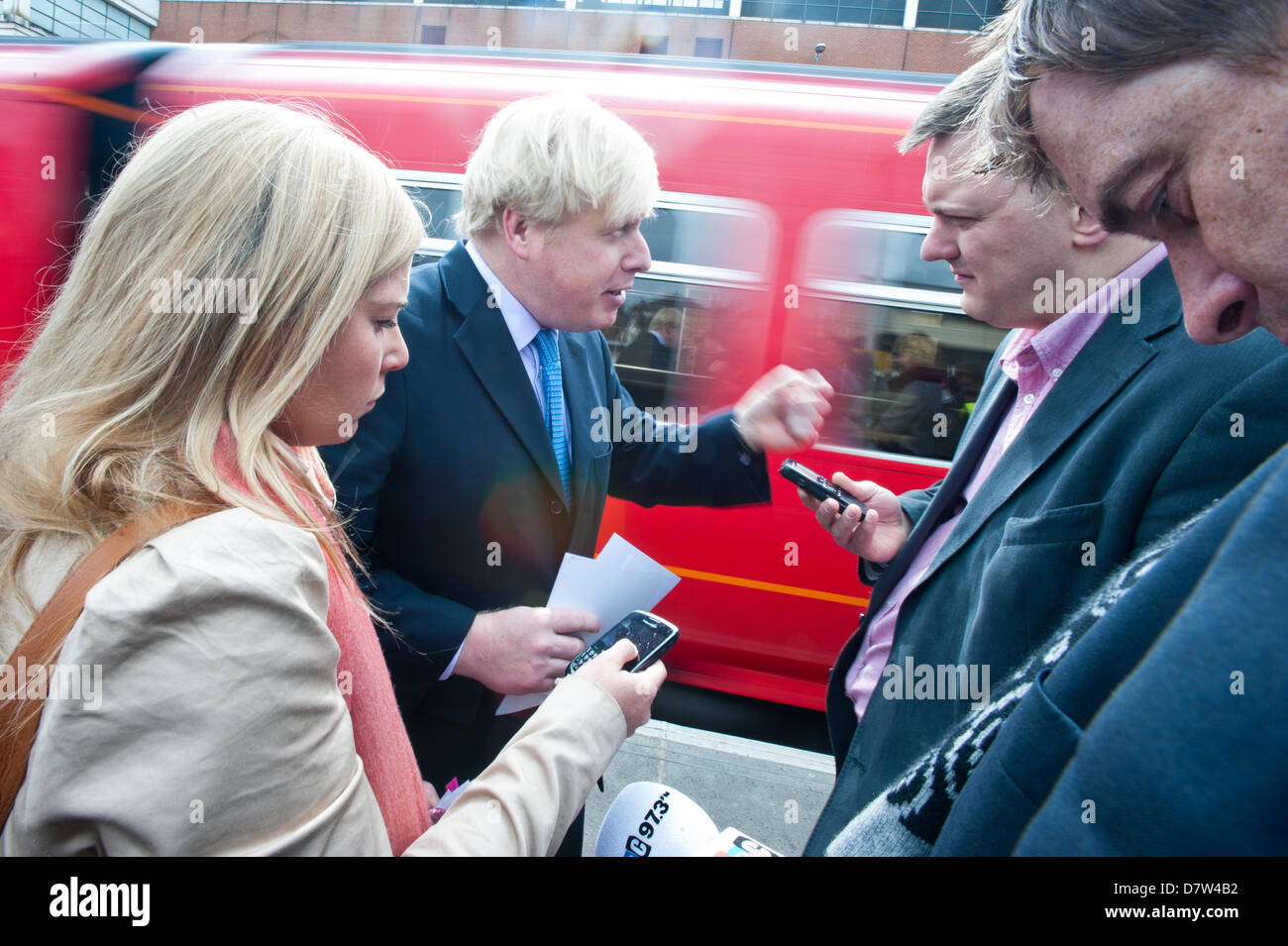 London, Regno Unito - 14 Maggio 2013: il sindaco di Londra Boris Johnson, rilascia un intervista ai giornalisti sulla stazione di Wimbledon piattaforma leader dopo un breve intorno aborigeno di Wimbledon High Street per incontrare la popolazione locale come egli contribuisce a lanciare una consultazione pubblica sulla proposta di percorsi per Crossrail 2. Credito: Piero Cruciatti/Alamy Live News Foto Stock