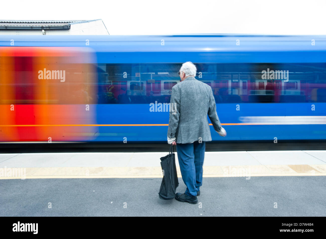 London, Regno Unito - 14 Maggio 2013: un passeggero sulla stazione di Wimbledon di credito piattaforma: Piero Cruciatti/Alamy Live News Foto Stock