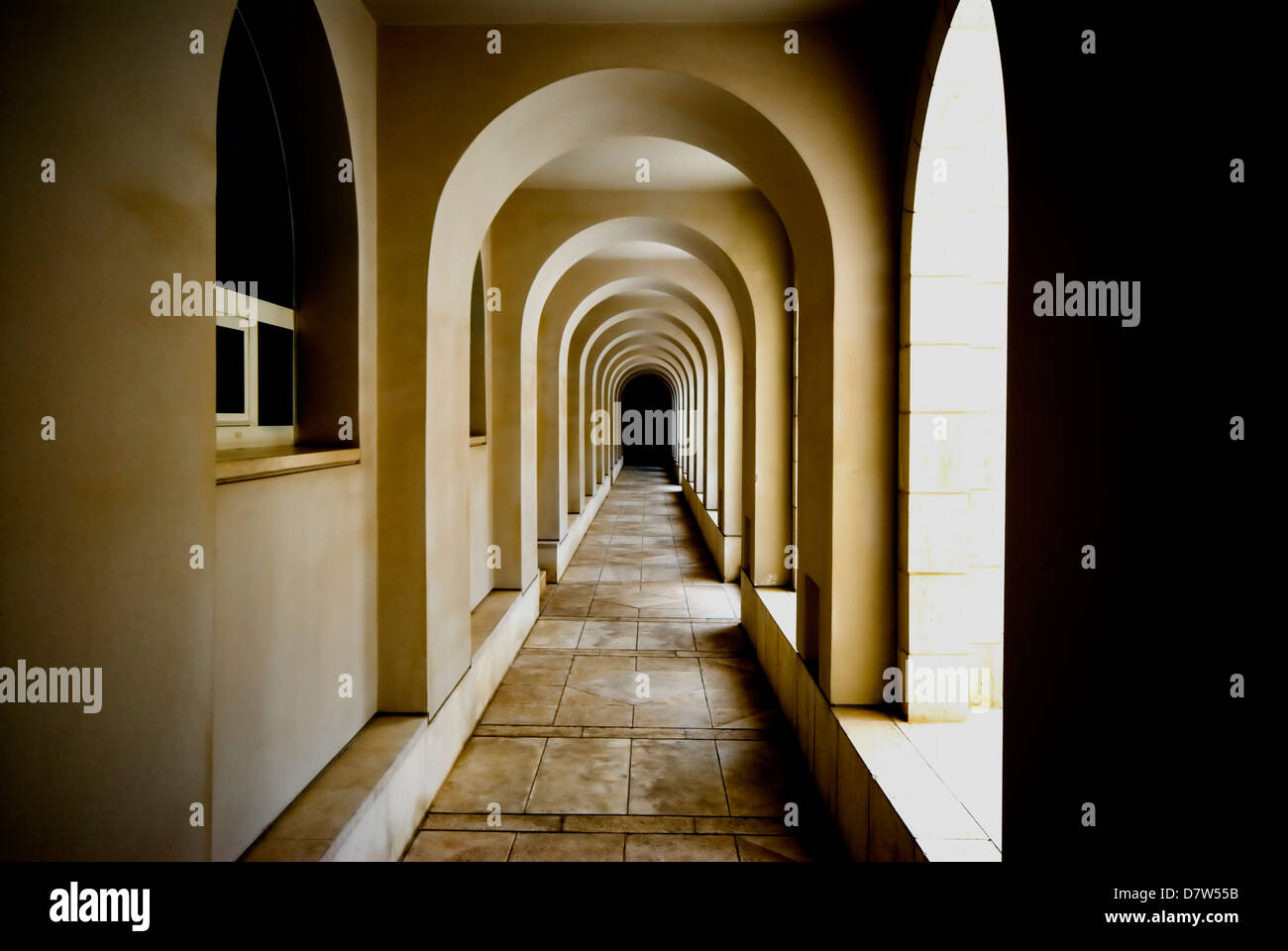 Corridoio Infinito architettura astratta. Fotografato a Gerusalemme Foto Stock