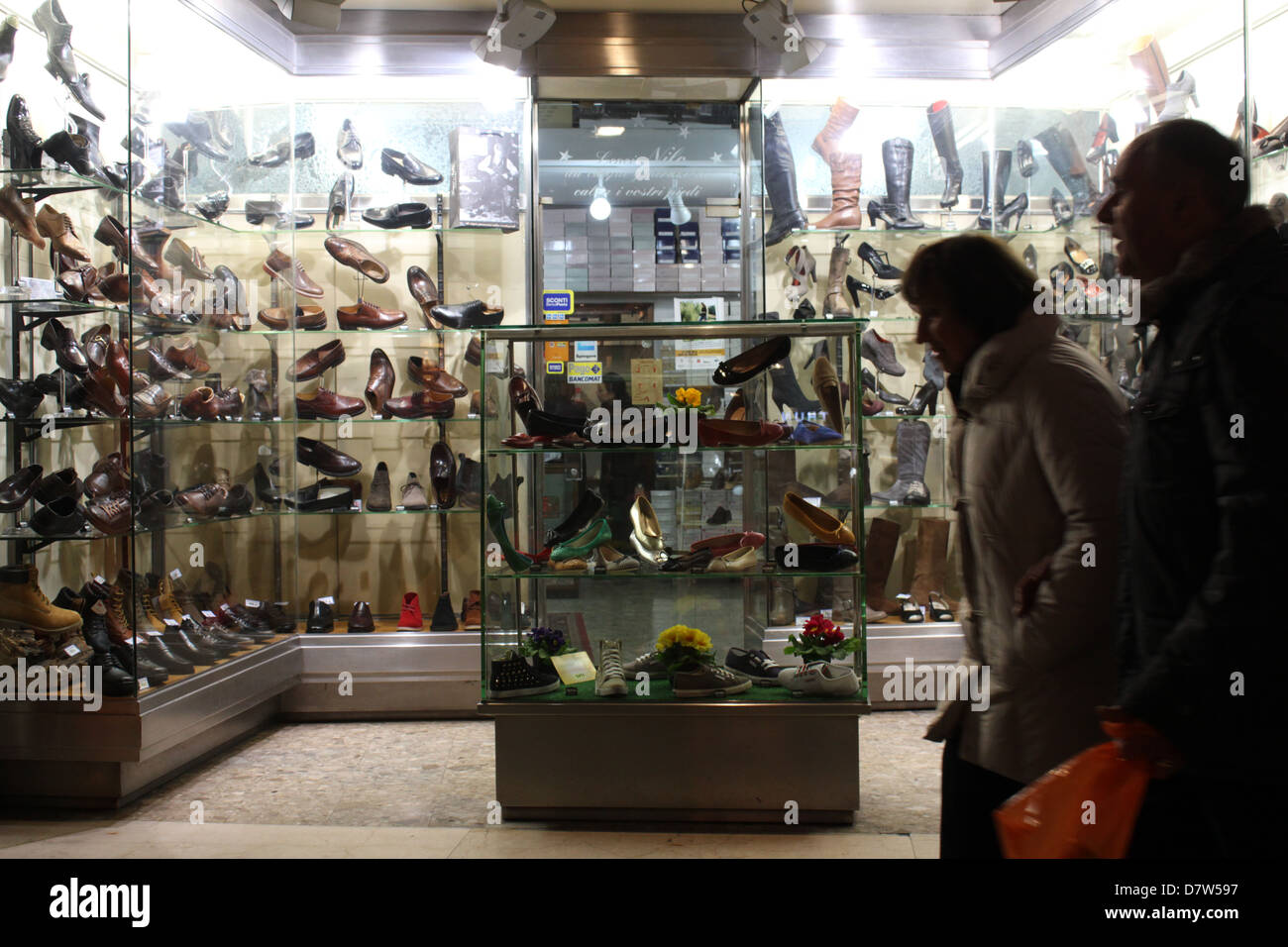 Shoe shop window at night in lucca immagini e fotografie stock ad alta  risoluzione - Alamy