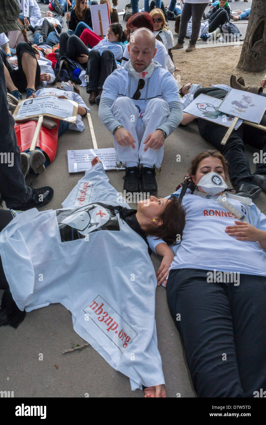 Parigi, Francia, Nurses Demonstration, Collective Health worker Protestation Die-in, for Support of Government funding for Public Health Care, protesta, flashmob SETTING, public Health challenges, manifestante in francia Foto Stock