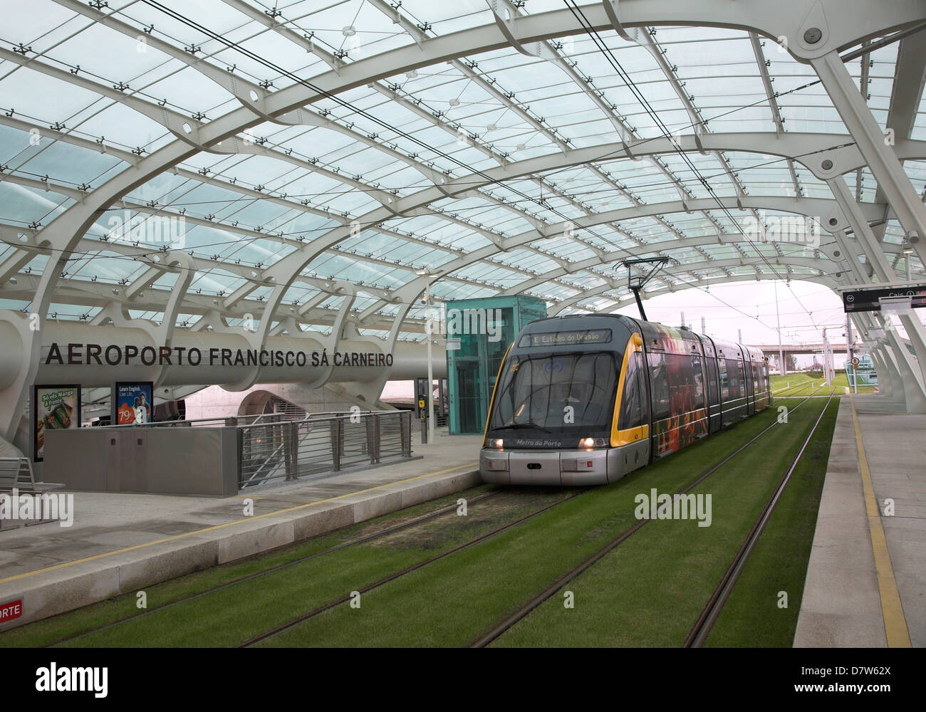 Treno Metro su piste in erba l'aeroporto di Porto, Stazione, Porto, Portogallo Foto Stock