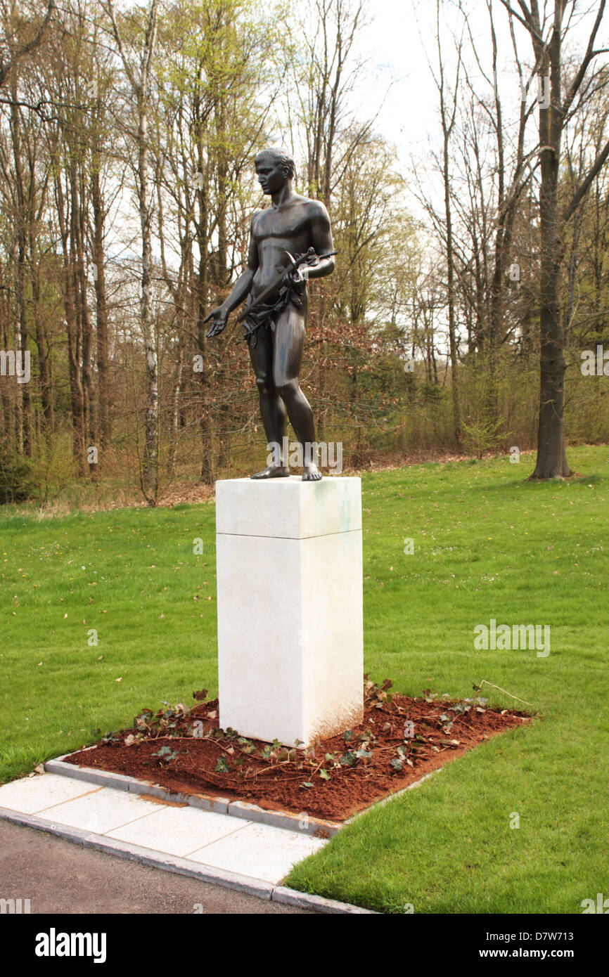 Statua di bronzo di gioventù Ardenne Cimitero e memoriale americano a Neuville en-Condroz Belgio Foto Stock