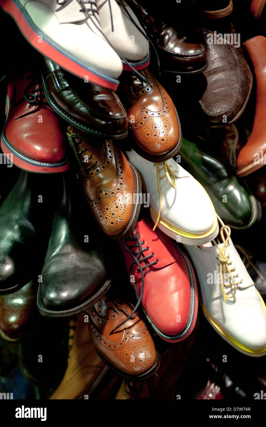 Un assortimento di pila di mens scarpe in pelle di vari stili e colori Foto Stock