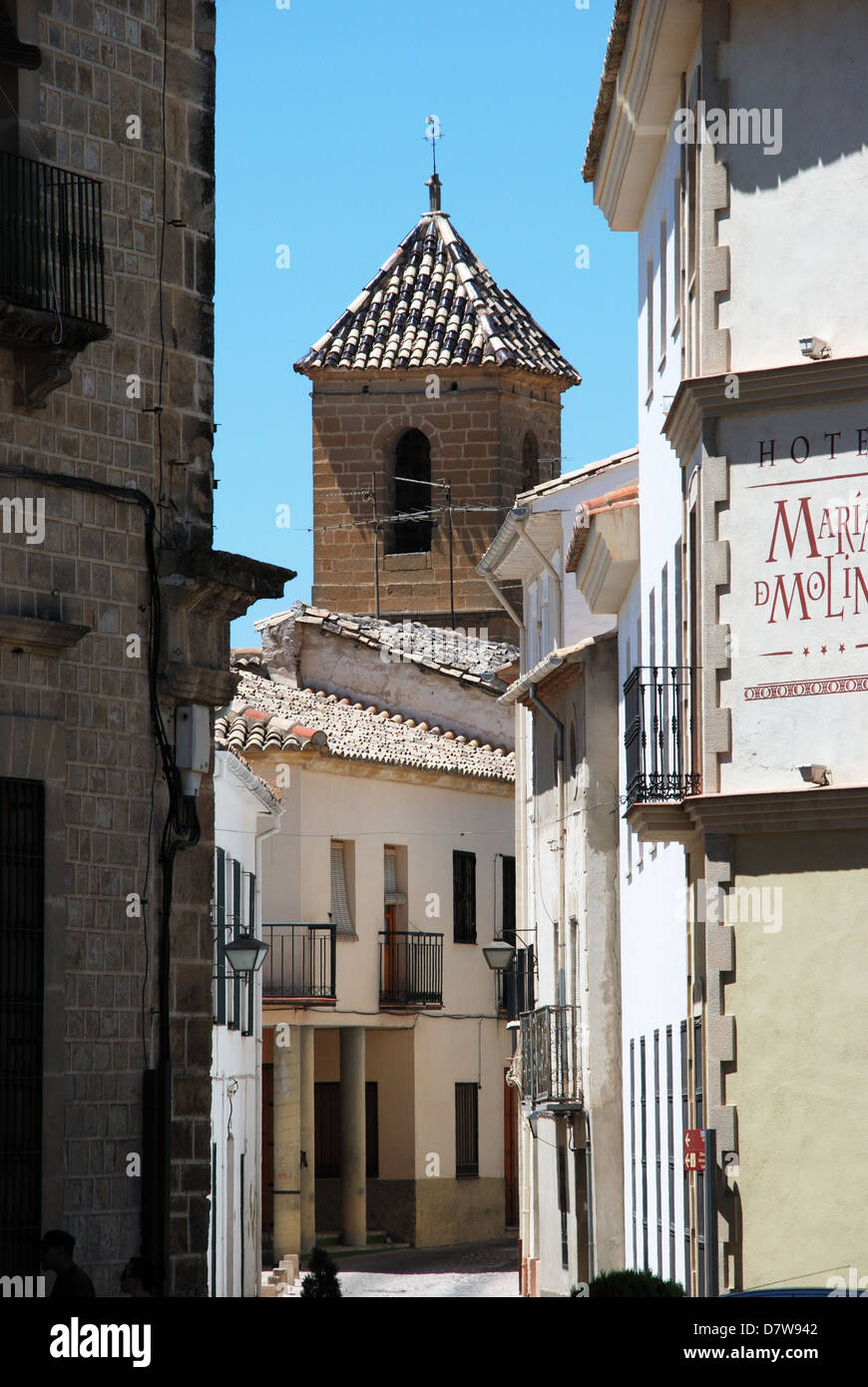 Tipica città vecchia strada stretta con il campanile della chiesa verso la parte posteriore, a Ubeda, Provincia di Jaen, Andalusia, Spagna, Europa occidentale. Foto Stock
