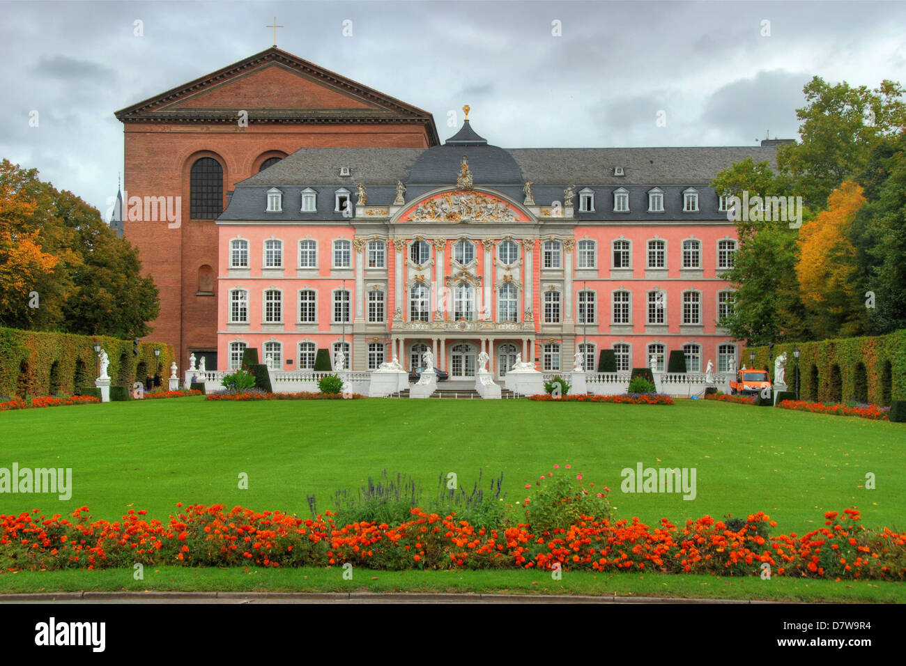 Il Palazzo di Treviri (ex casa dell'Arcivescovo), con Costantino Basilica dietro Foto Stock