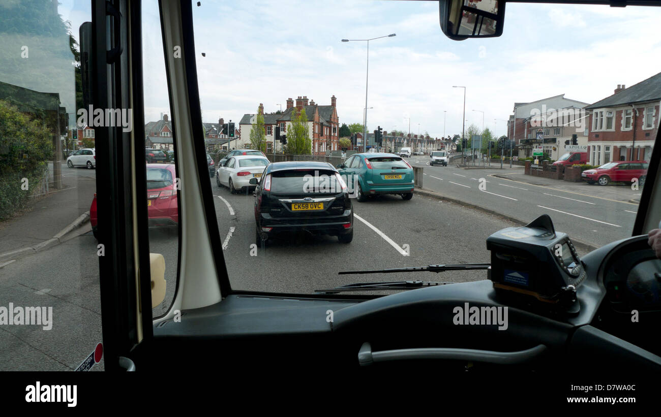 Il traffico su strada a Nord vista da un bus Cardiff Wales UK Foto Stock