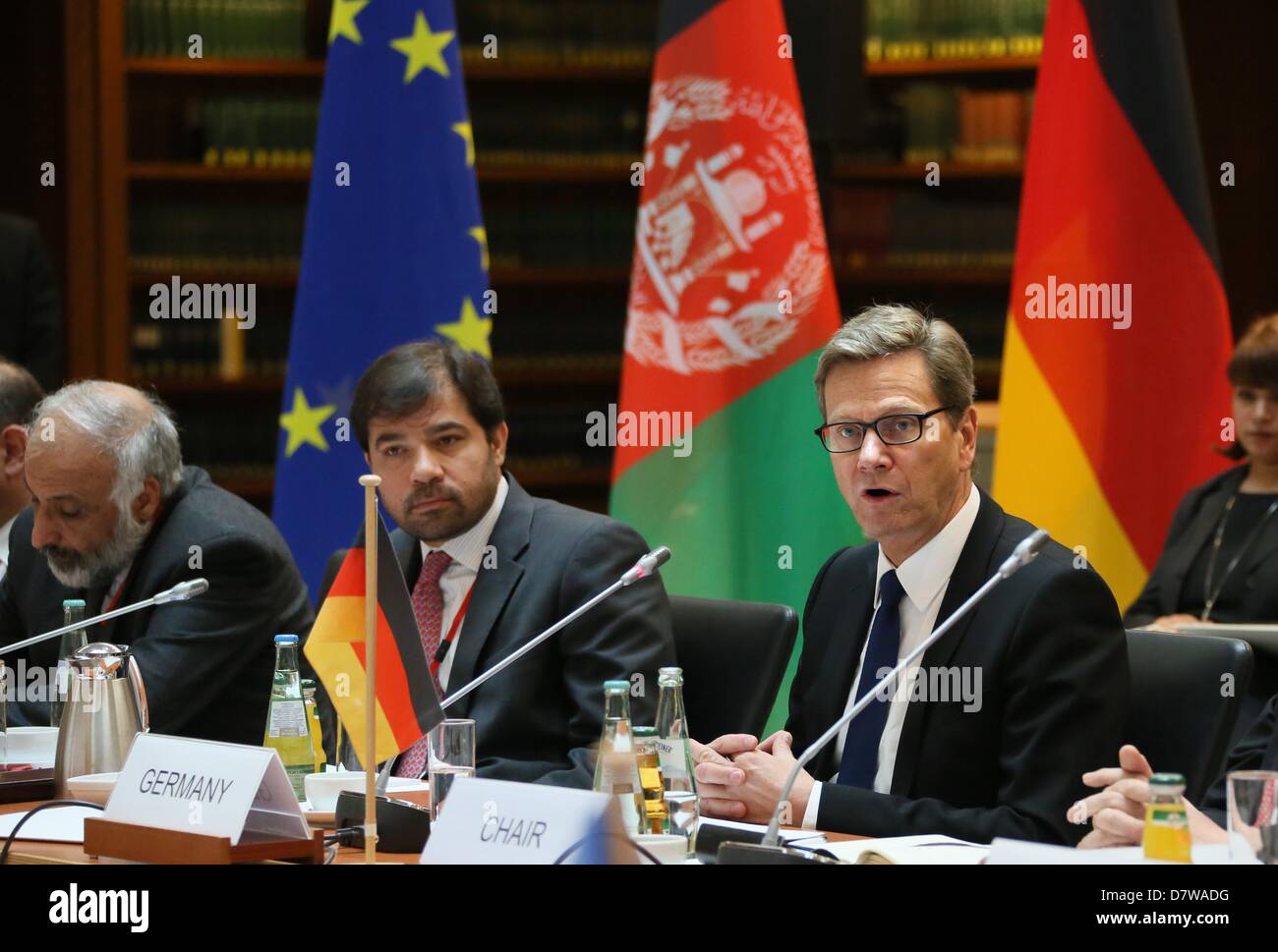 Il Ministro degli esteri tedesco Guido Westerwelle (R) parla durante l'inizio della conferenza del gruppo di contatto internazionale in Afghanistan e Pakistan a Berlino, Germania, 14 maggio 2013. Westerwelle ha promesso il supporto per Afhanistan ma ha sollecitato ulteriori riforme politiche. Foto: STEPHANIE PILICK Foto Stock