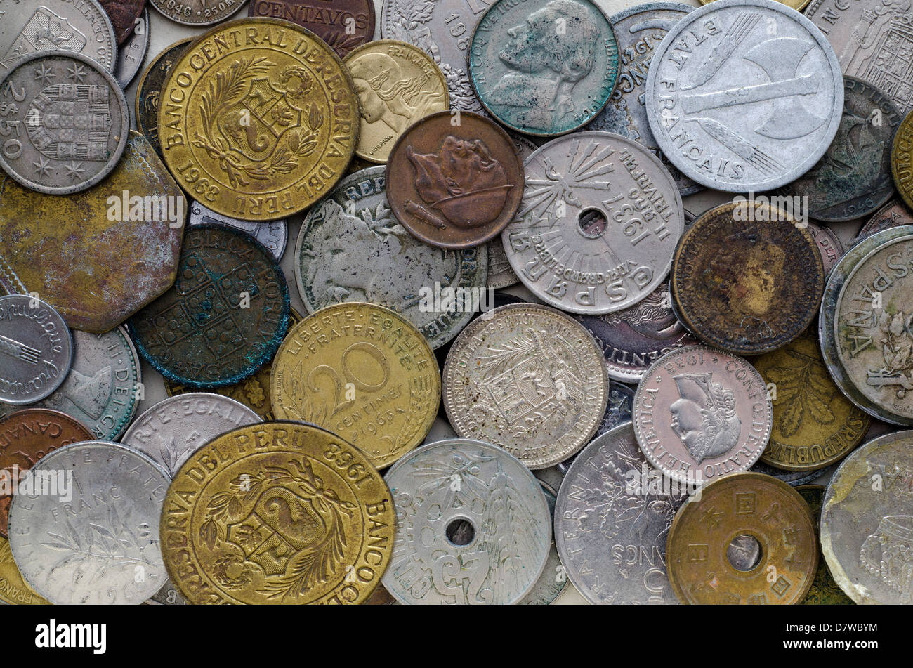 Raccolta di vecchie monete provenienti da tutto il mondo. Foto Stock
