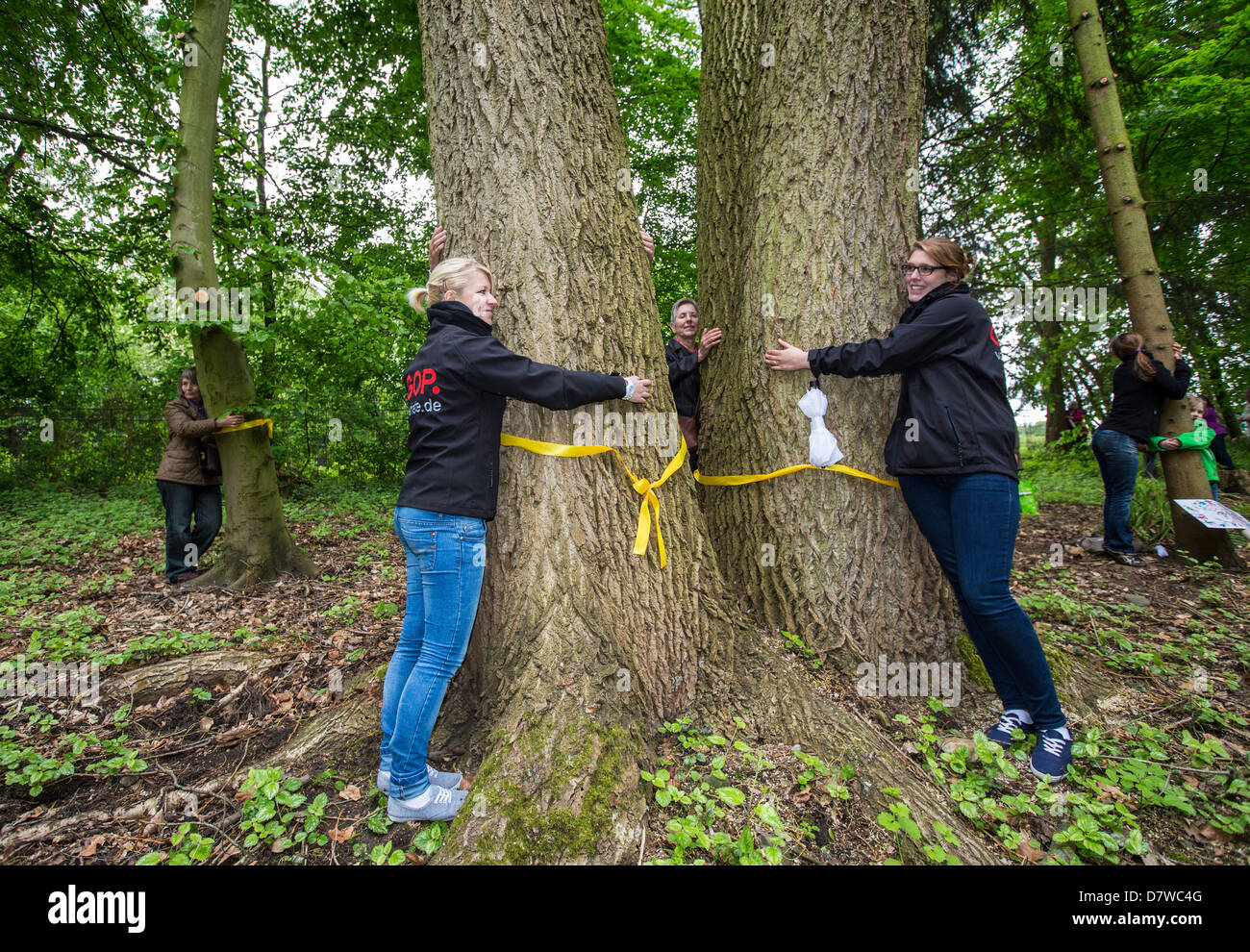 Abbracciare un albero, record del mondo. 848 persone abbracciando un albero al tempo stesso. Record del mondo per il Guinness dei record. avviato dal WWF. Foto Stock