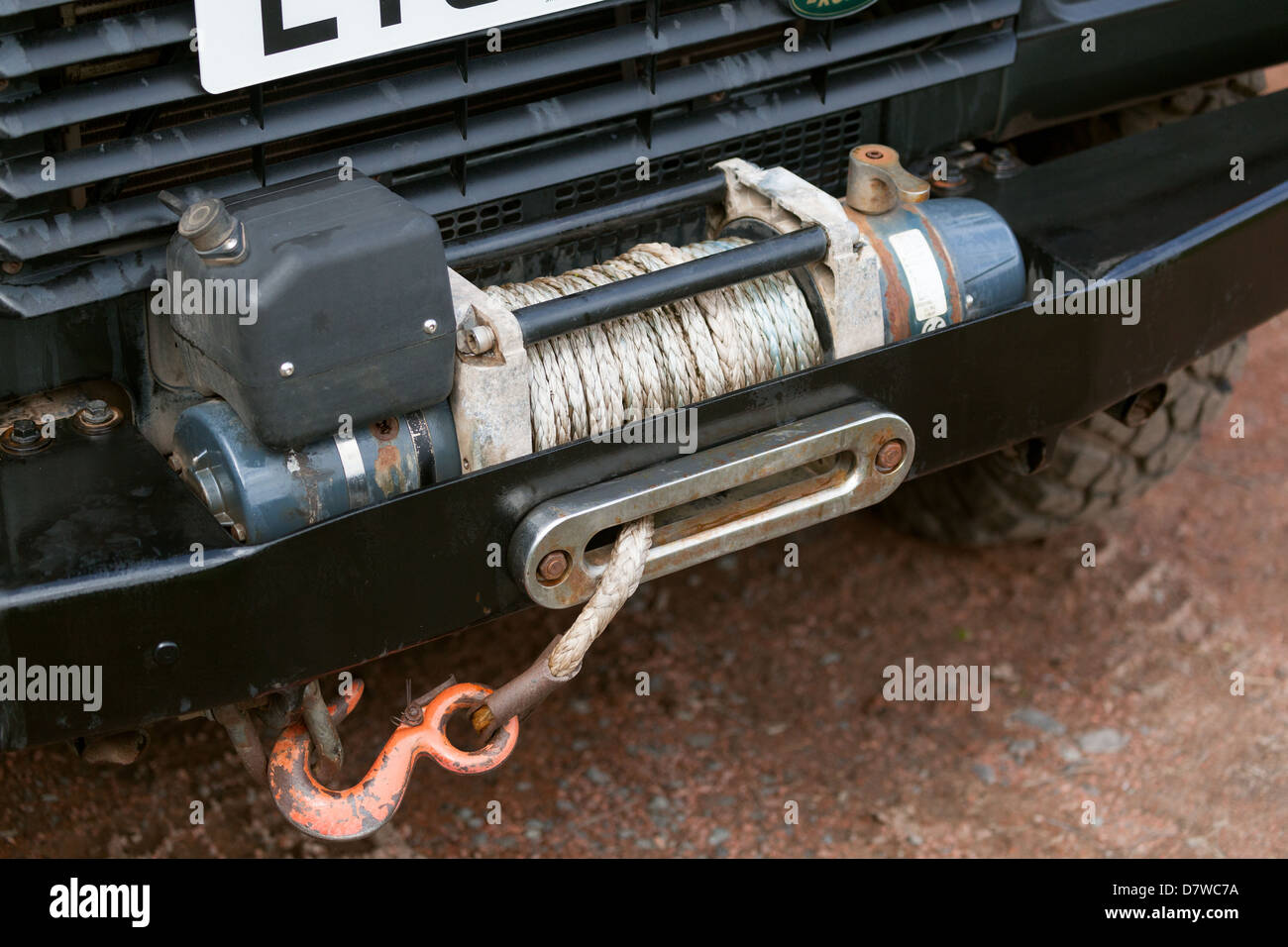 Cavo di traino e la corda attaccata alla parte anteriore del Landrover 4x4 veicolo Scozia UK Foto Stock