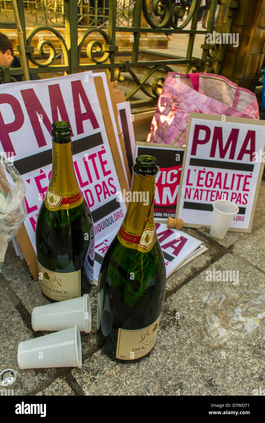 Parigi, Francia, dettaglio STILL-Life, gruppi LGBT, associazioni per i diritti dei gay "Oui, Oui, oui" che celebrano il passaggio della nuova legge "matrimonio per tutti" (matrimonio gay), campagna per l'uguaglianza omosessuale, champagne doganale francese, natura morta francese, bottiglia di Parigi Foto Stock