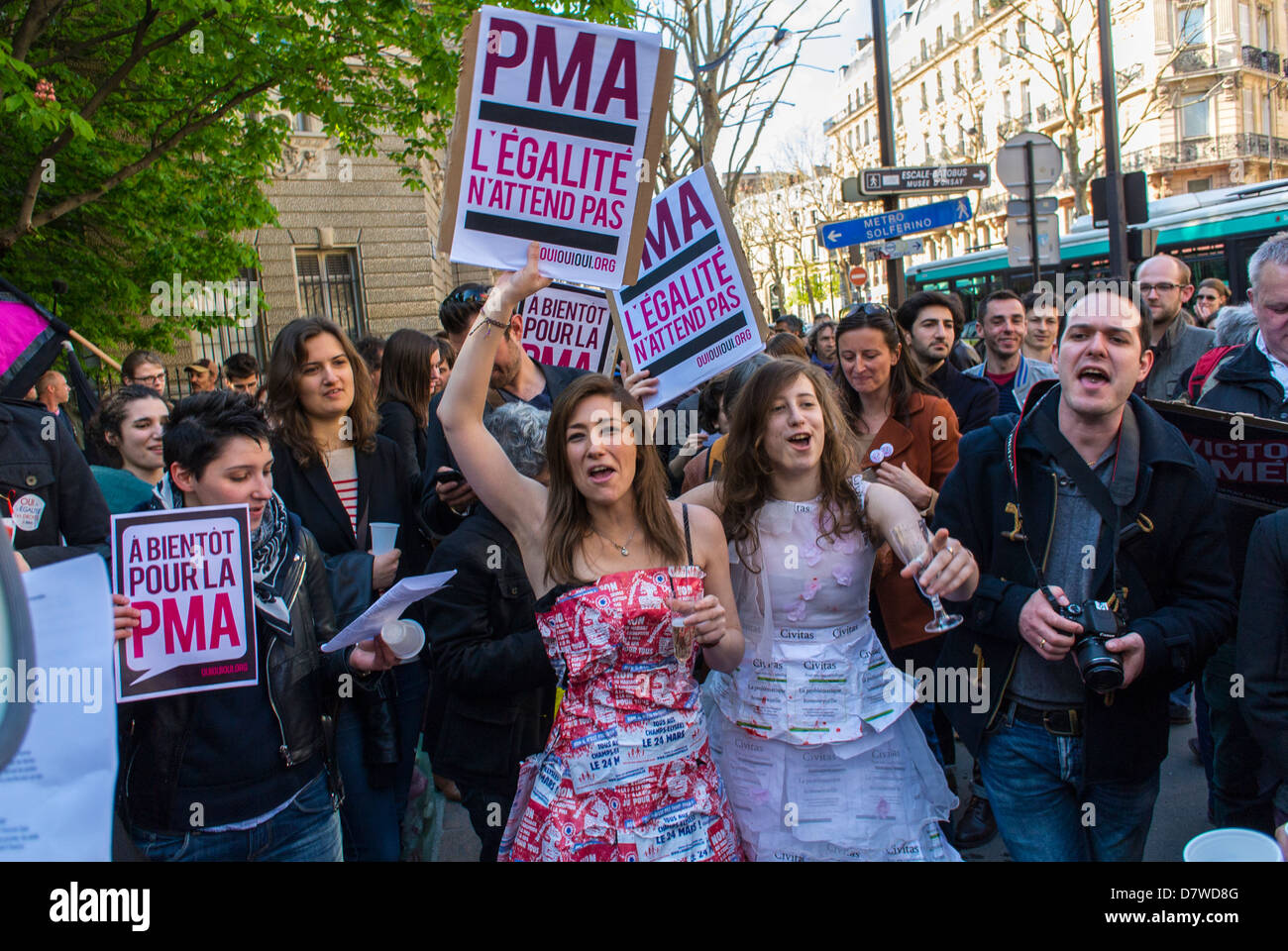 Parigi, Francia, folta folla, fronte, donne, lesbiche; gruppi di attivismo LGBT, associazioni per i diritti gay 'Oui, Oui, oui' che celebrano il passaggio della nuova legge 'matrimonio per tutti' (matrimonio gay), manifesto di protesta francese Foto Stock