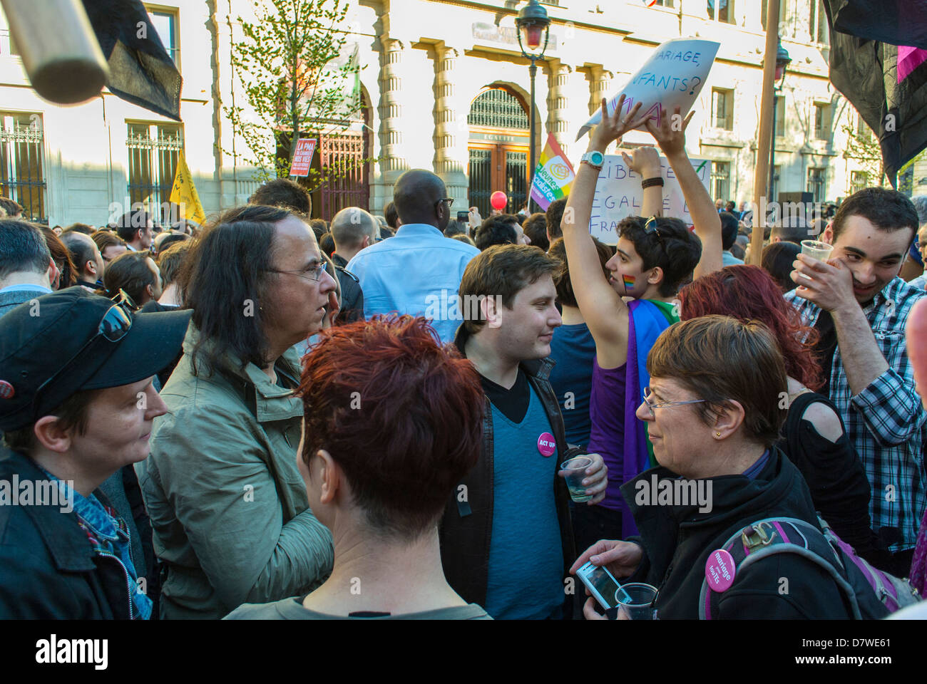 Parigi, Francia, gruppi LGBT, Diritti dei Gay Associazioni, Act Up Paris, celebrando il passaggio del nuovo 'Matrimonio per tutti" (matrimonio gay) diritto, a City Hall, Foto Stock