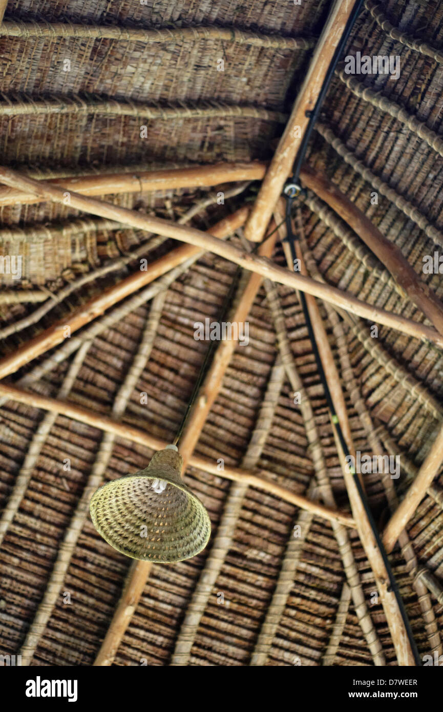 La paglia paralume interno Straw beach hut tetto Foto Stock
