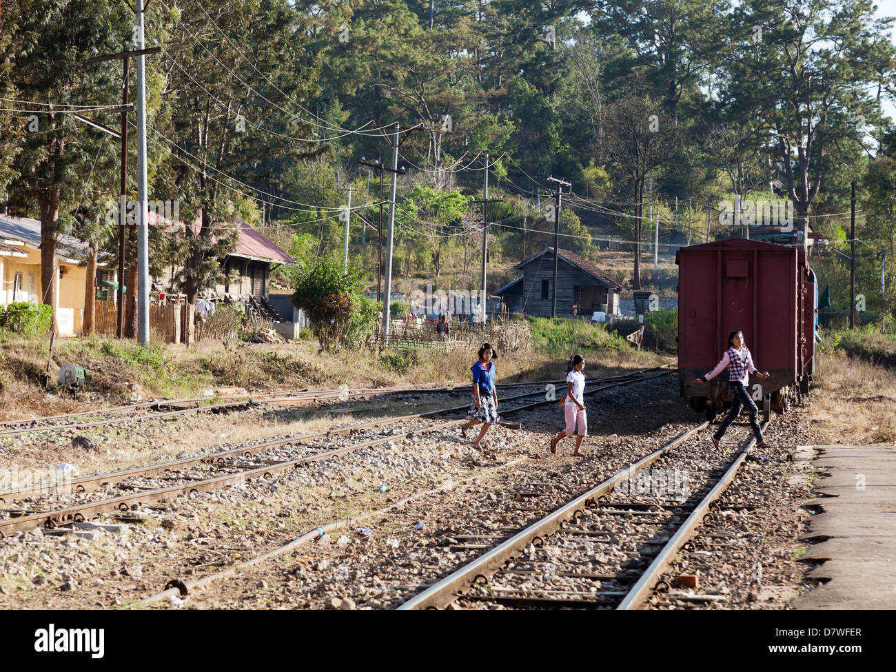 Attraversando i binari a Kalaw stazione ferroviaria, Myanmar Foto Stock