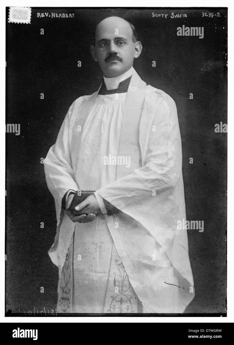 Questa fotografia mostra il reverendo Herbert Scott Smith, un sacerdote in abito episcopale. Fa parte della collezione Library of Congress, che mostra la storia religiosa americana e il ruolo culturale del clero. Foto Stock