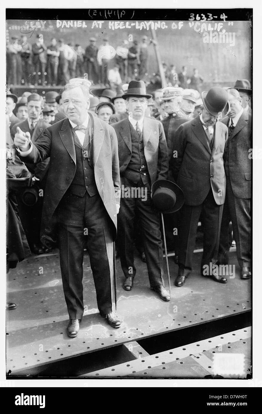 Il Segretario della Marina Josephus Daniels è raffigurato alla cerimonia di posa della chiglia della USS California (BB-44) presso il cantiere navale di Mare Island. Questo segna un momento significativo nella costruzione di una nave da battaglia classe Tennessee. Foto Stock