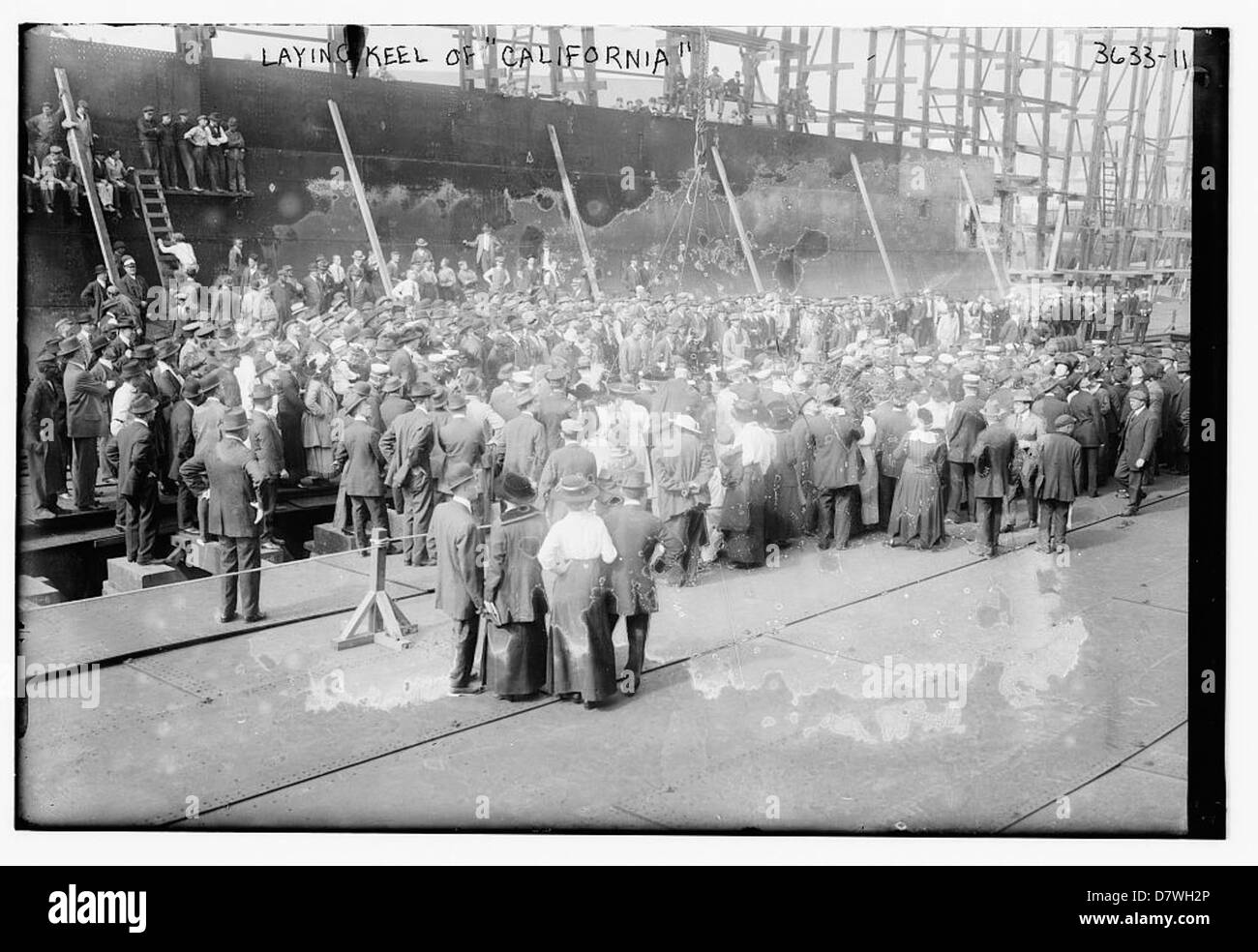 Questa fotografia cattura la cerimonia di posa della chiglia della USS California (BB-44) al Mare Island Naval Shipyard nel 1916. L'immagine evidenzia gli inizi della costruzione di questa nave da battaglia. Foto Stock
