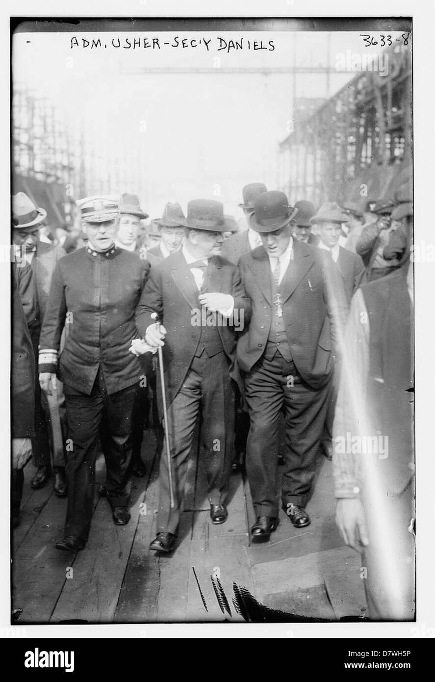 Questa fotografia della Library of Congress cattura l'ammiraglio Usher e il segretario Daniels nella posa della chiglia della USS California (BB-44) al Mare Island Naval Shipyard. Segna un momento importante nella storia navale americana negli anni '1910 Foto Stock