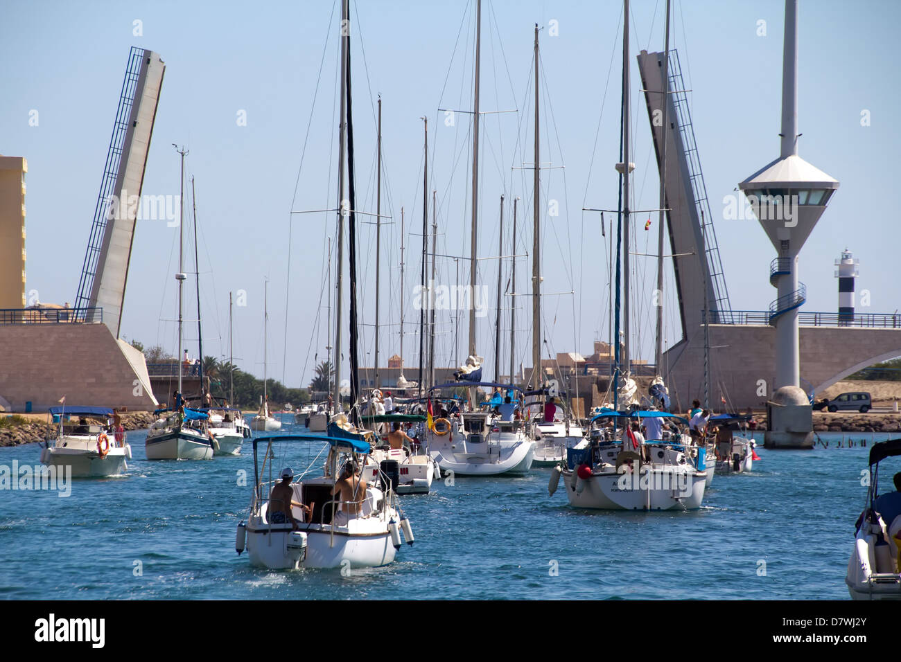Molte le navi a vela insieme sotto il ponte levatoio Foto Stock