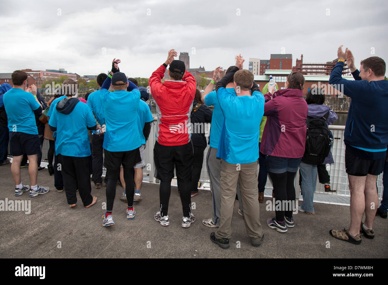 Liverpool, Regno Unito. 14 maggio 2013. L'inaugurale gara interuniversitaria "Dragon Boat" presso il Watersports Centre , Mariners Wharf, Queens Dock, Liverpool. Gli studenti della Lancaster University, UCLAN, Edge Hill University e dell'Università di Liverpool partecipano a un evento congiunto organizzato dal Northwest Consortium of Chinese Confucius Institutes. Foto Stock