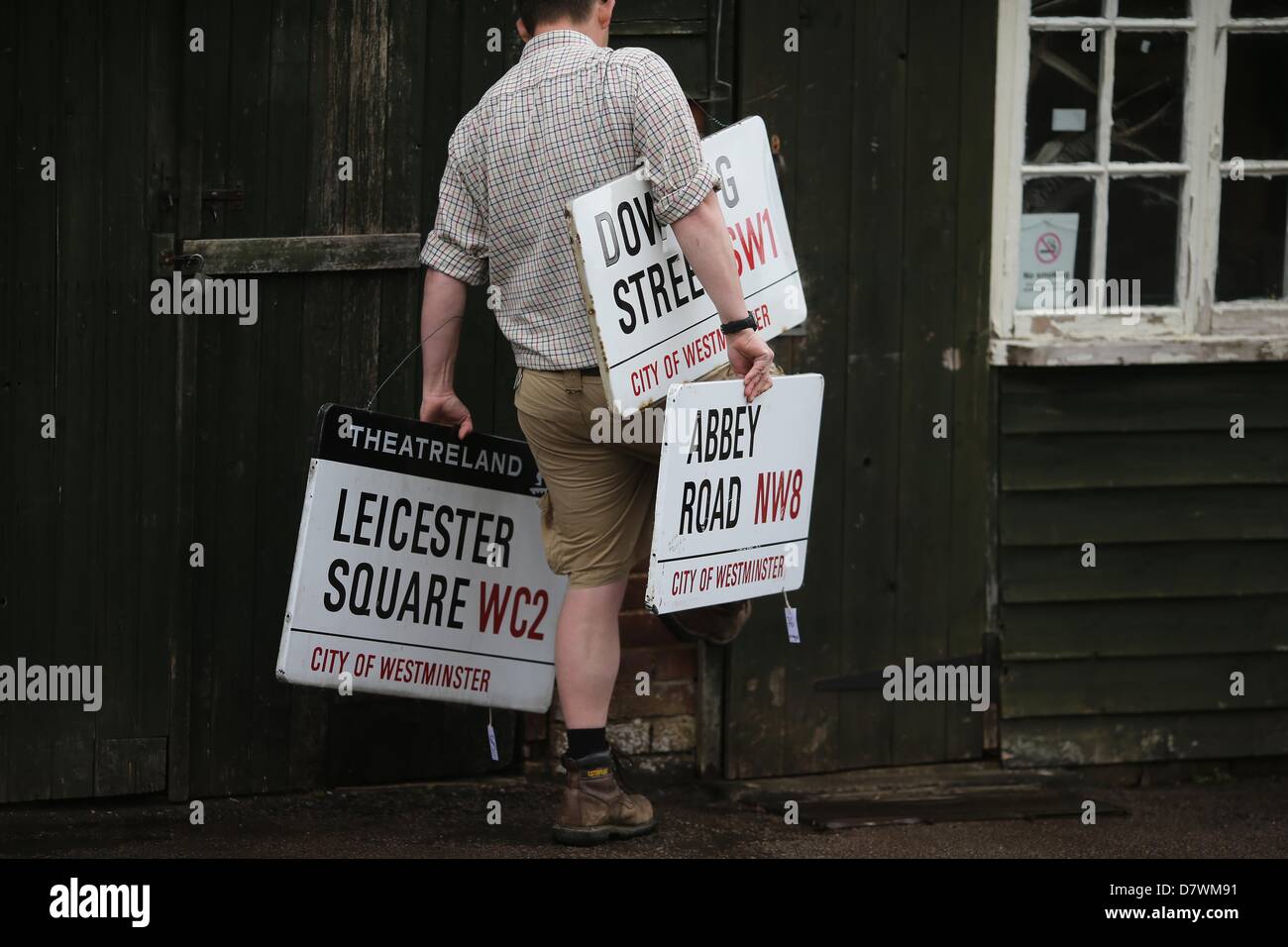 Rupert Van der Werff delle estati posizionare aste con London street segni di essere messo all'asta. Foto Stock