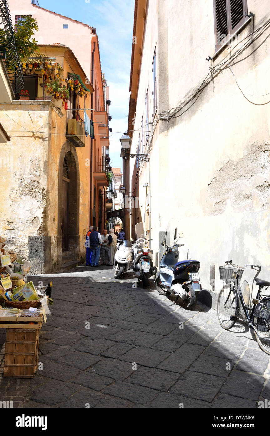 Strada stretta nella parte antica di Sorrento, Italia. Foto Stock