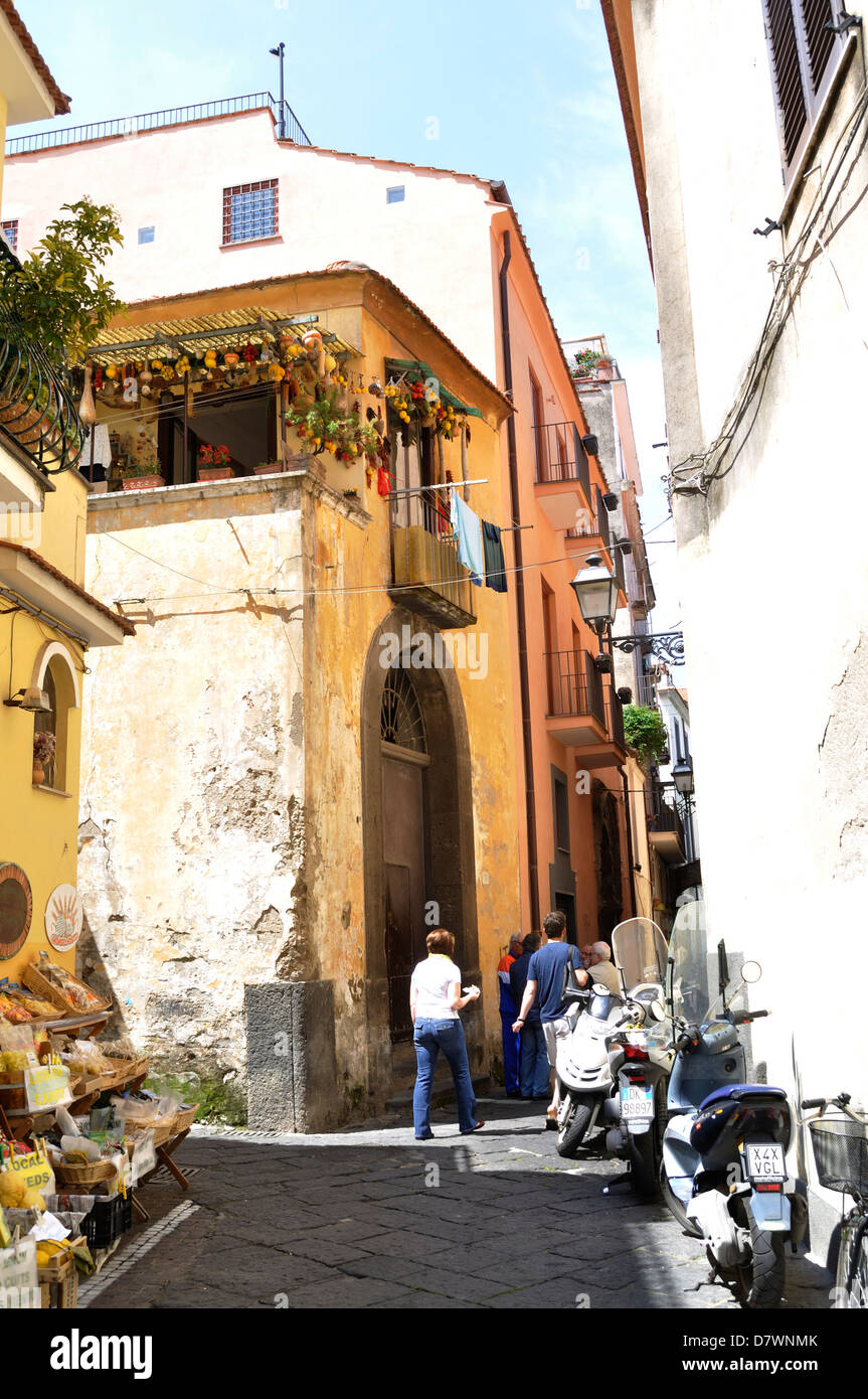 Strada stretta nella parte antica di Sorrento, Italia. Foto Stock