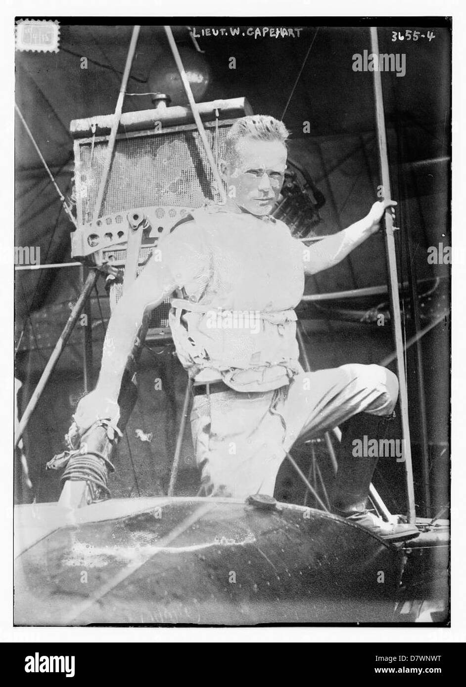 Questa fotografia mostra il tenente W. Capehart, una figura degna di nota della prima guerra mondiale. L'immagine mette in evidenza l'abbigliamento e l'uniforme militare di un pilota navale durante la guerra, dando uno sguardo alla storia personale delle figure militari durante i primi anni del XX secolo. Foto Stock