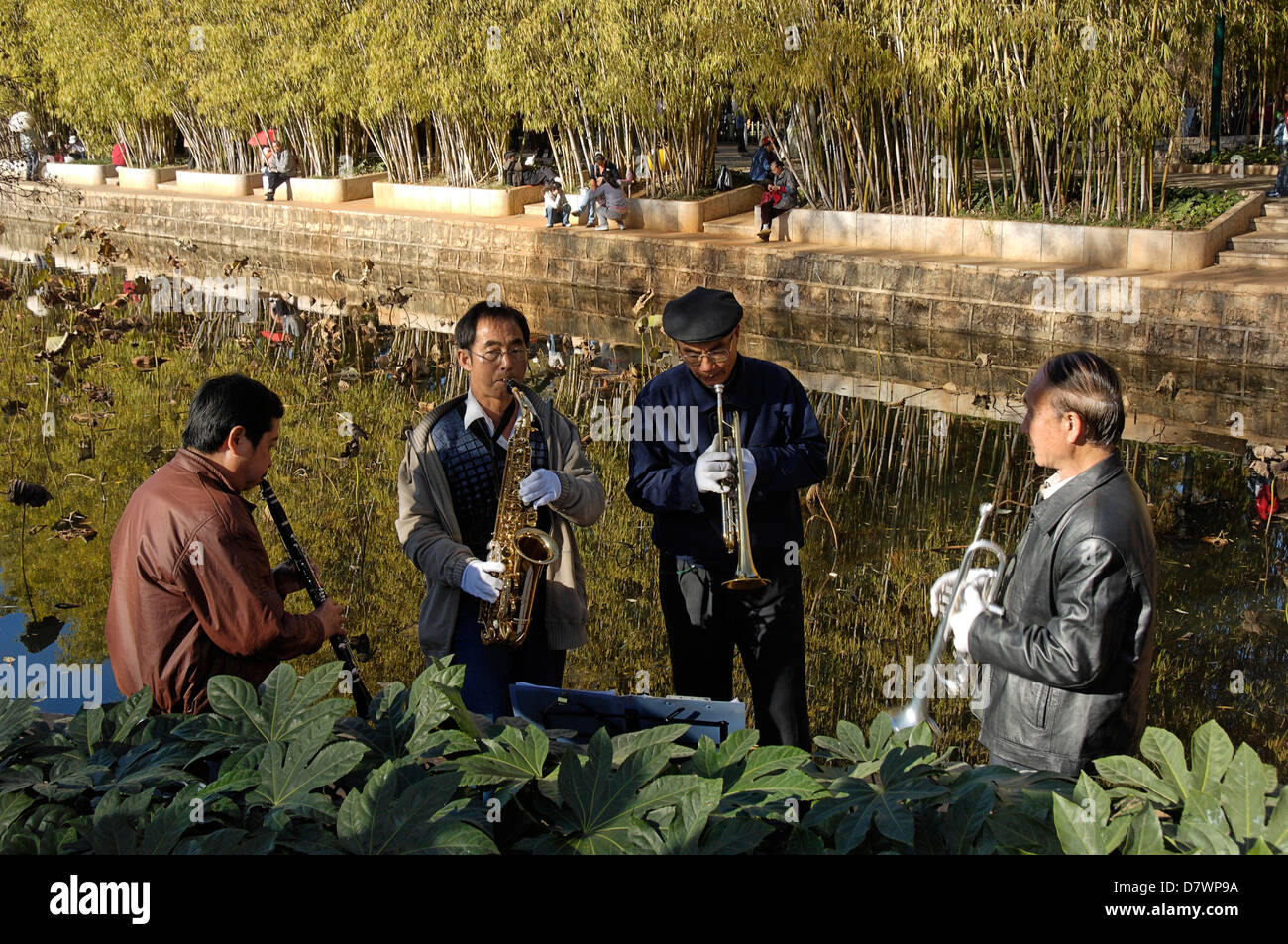 Musicisti, Lago Verde, Kunming, in Cina, in un posto popolare per i locali per raccogliere, passeggiare, riproduzione di musica e di danza. Foto Stock